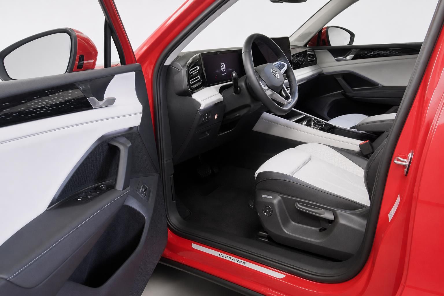 VW Tiguan Innenraum, Cockpit und Fahrersitz in Elegance