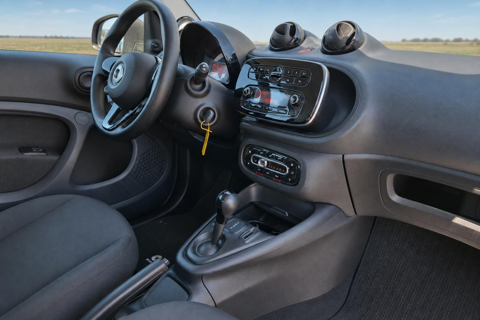 Smart Cockpit mit Lenkrad, Schaltung und Mittelkonsole im Detail