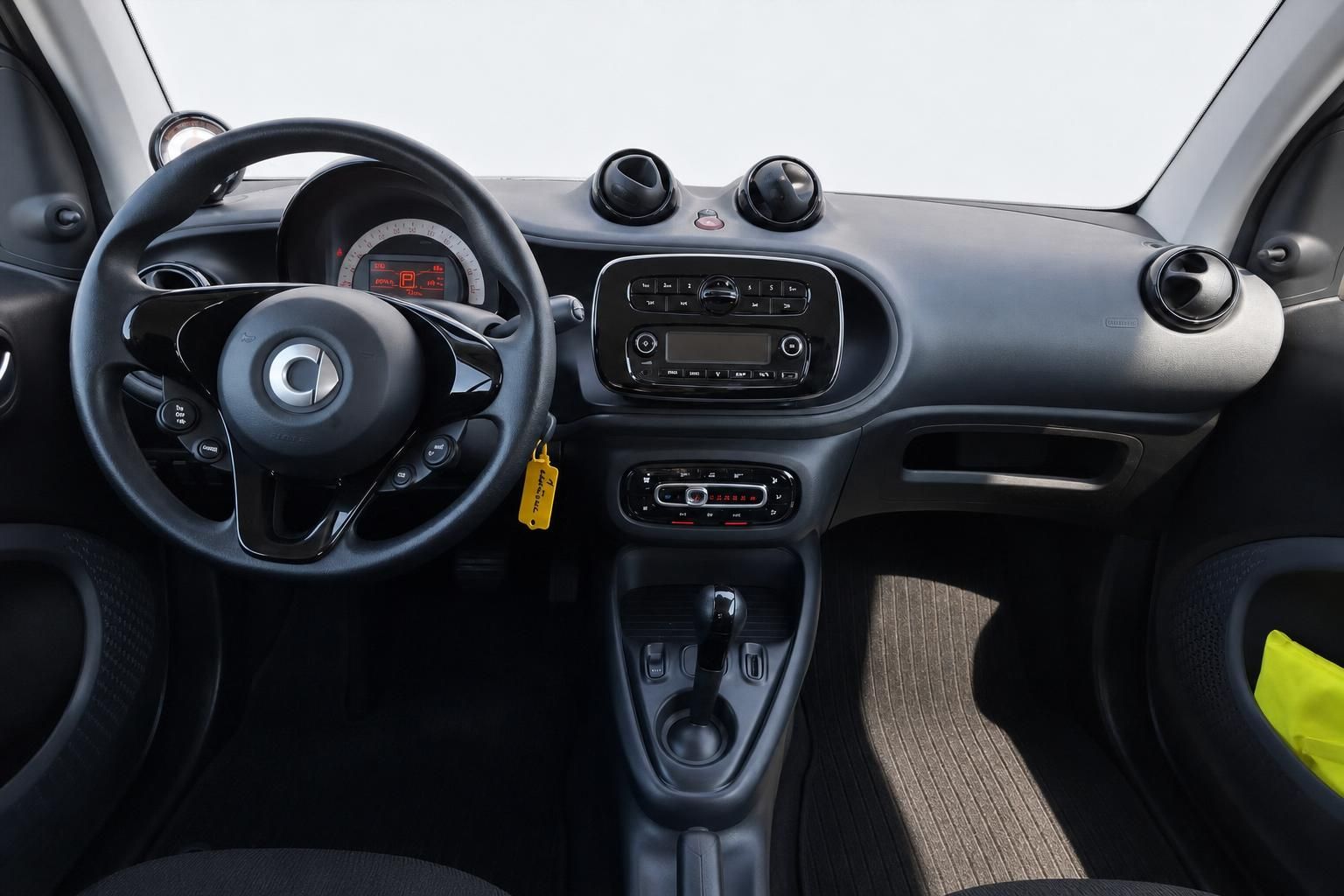 Cockpit und Armaturenbrett eines Smart mit Lenkrad und Mittelkonsole
