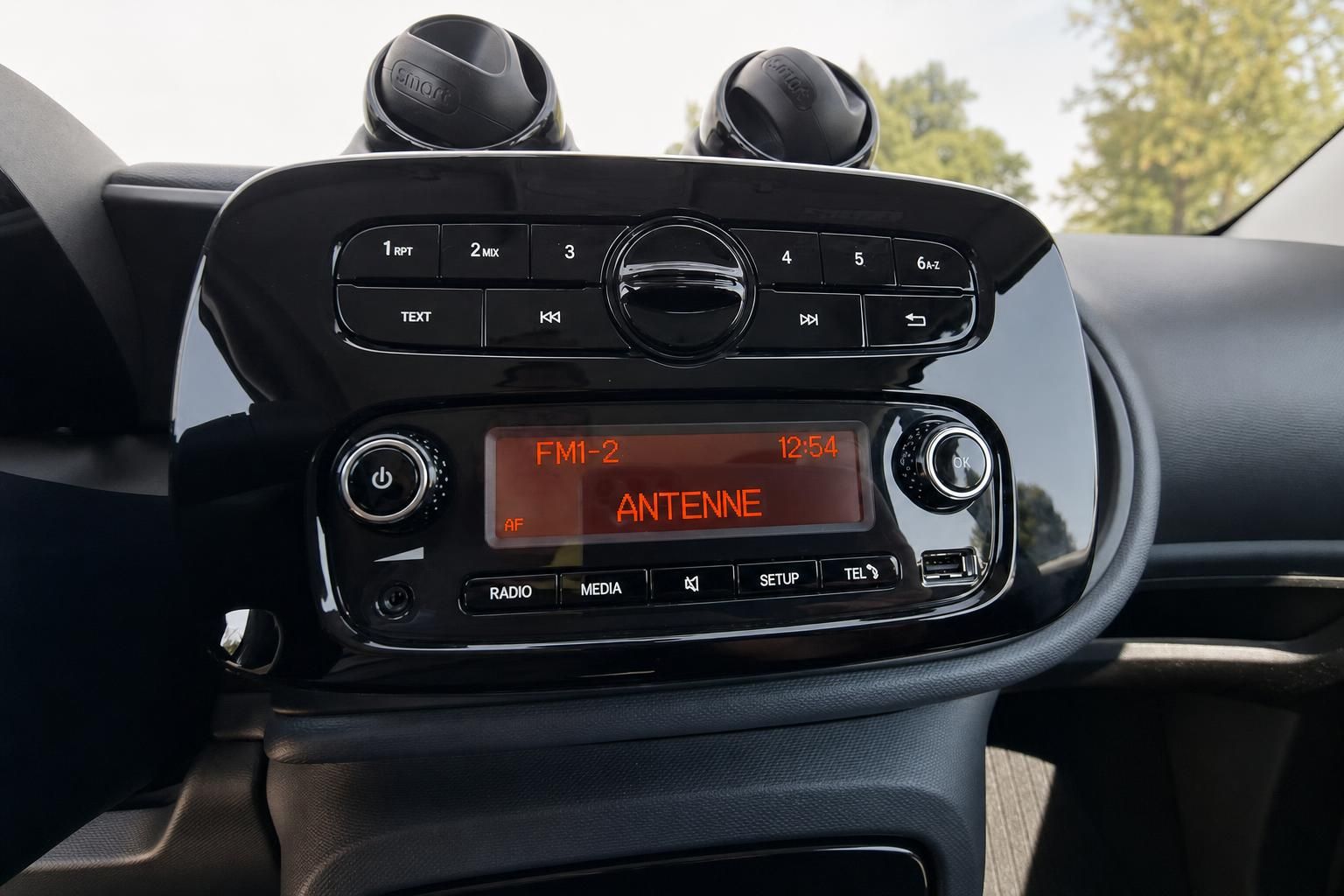 Radio und Mediabedienung im Smart Cockpit mit Lüftungsdüsen