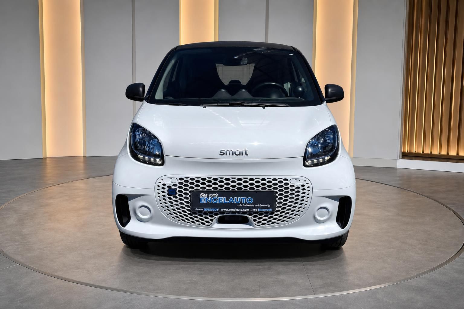 Smart Fortwo weiß, Frontansicht mit LED-Scheinwerfern im Autohaus