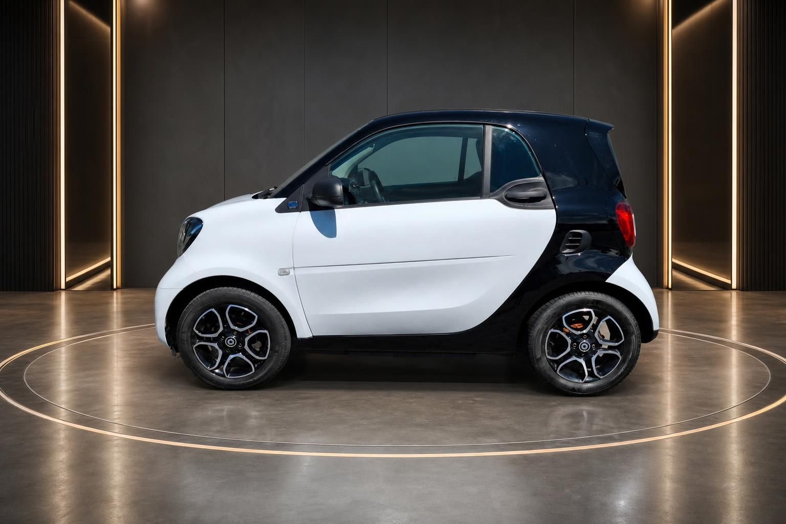 Smart Fortwo Seitenansicht in Weiss-Schwarz auf Drehbuehne