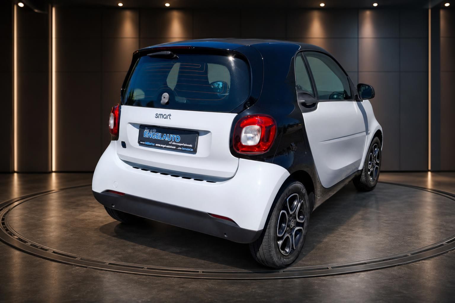 Smart Fortwo Heckansicht weiss-schwarz mit Kennzeichenhalter Engelauto