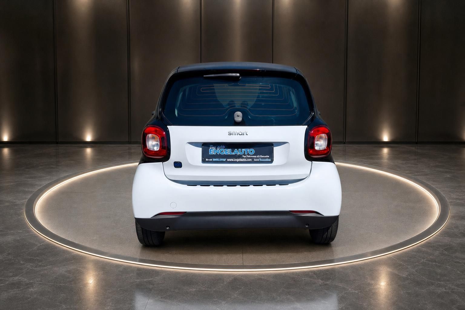 Smart Fortwo weiß, Heckansicht in Studio-Ausstellungsraum