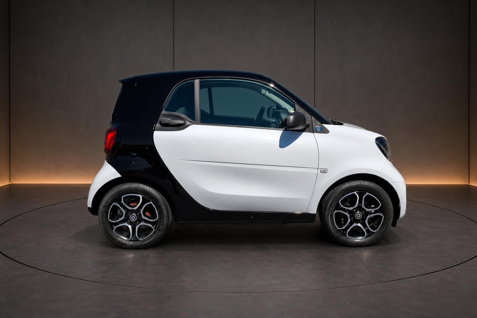 Smart Fortwo weiß-schwarz, Seitenansicht mit Leichtmetallfelgen