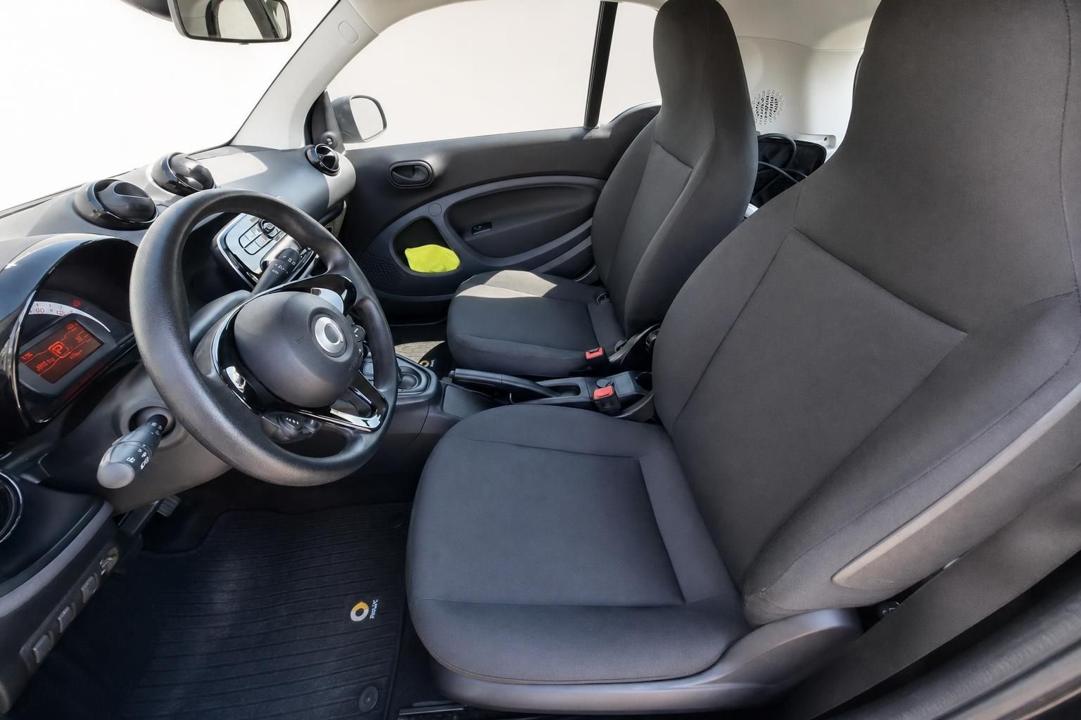Smart Innenraum mit Vordersitzen und Lenkrad, Blick durch Fahrertür
