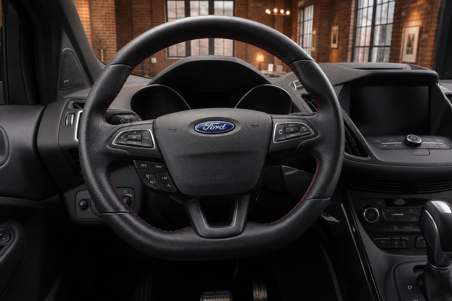 Ford Kuga Lenkrad Nahaufnahme mit Multifunktionstasten, Ford Logo und Airbag-Beschriftung