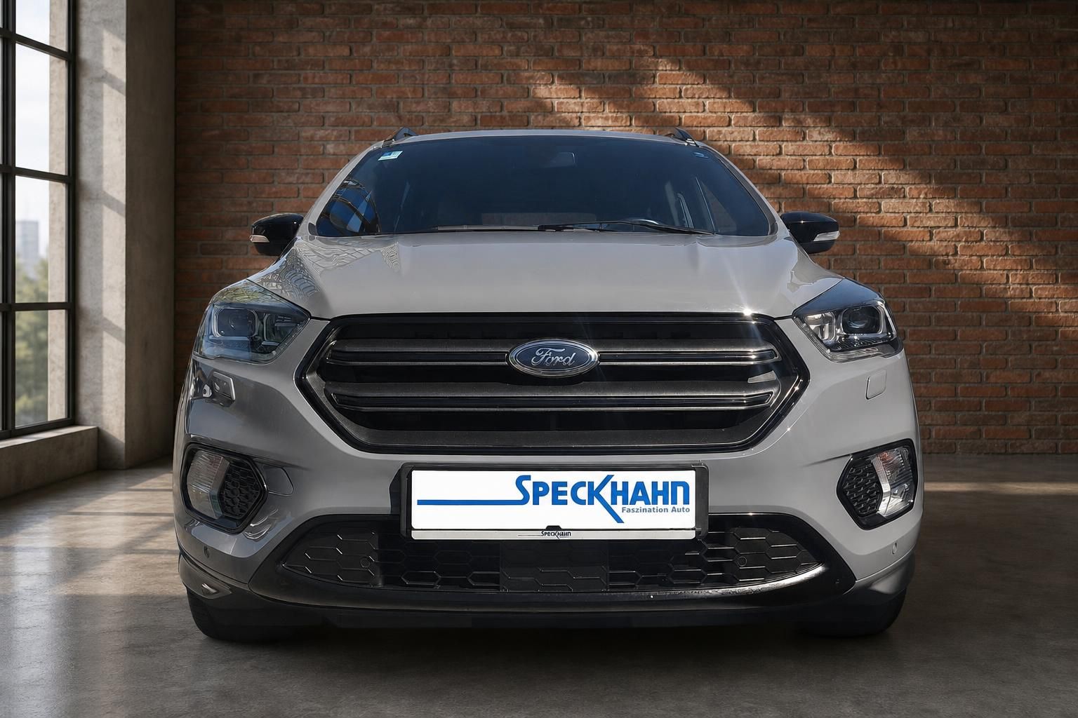 Ford Kuga Frontansicht grau mit Speckhahn Kennzeichenhalter – SUV Gebrauchtwagen