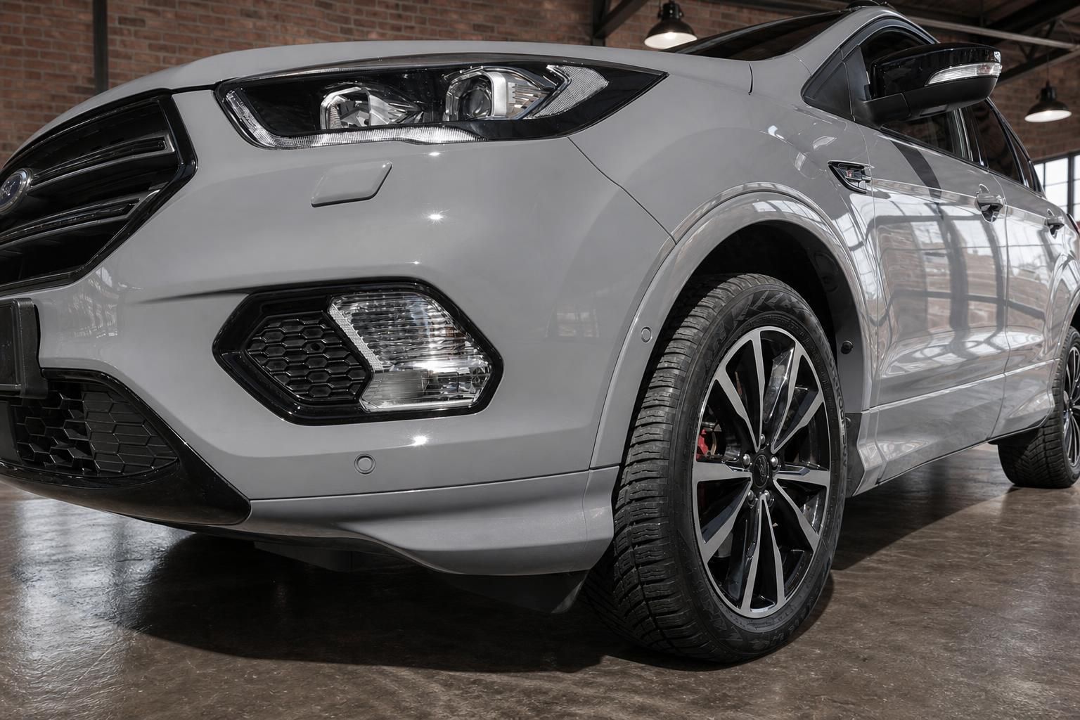 Ford Kuga Frontpartie Detailaufnahme mit LED-Nebelscheinwerfer und Alufelge grau
