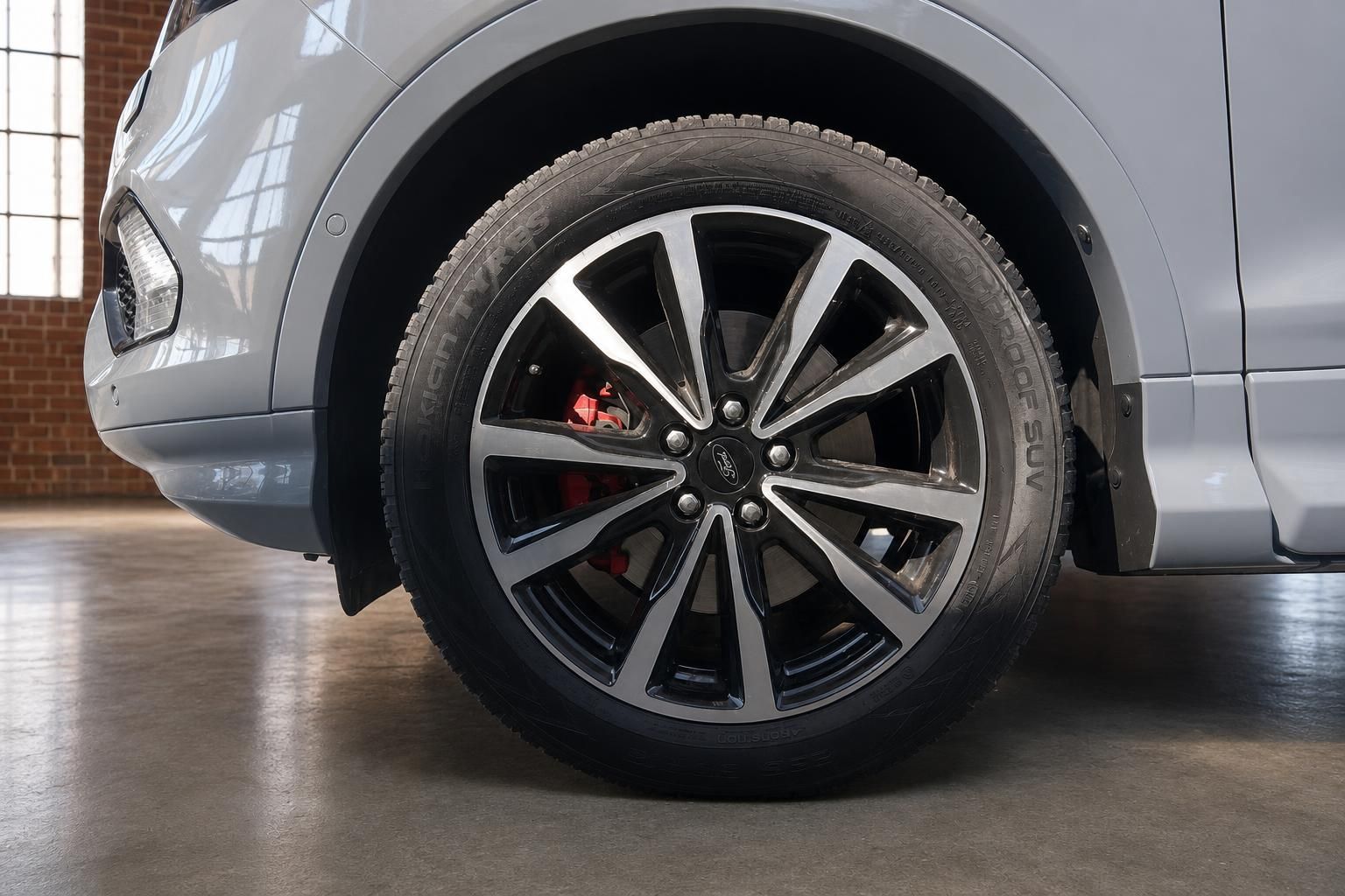 Ford Kuga Alufelge mit rotem Bremssattel – Detailaufnahme Rad und Reifen