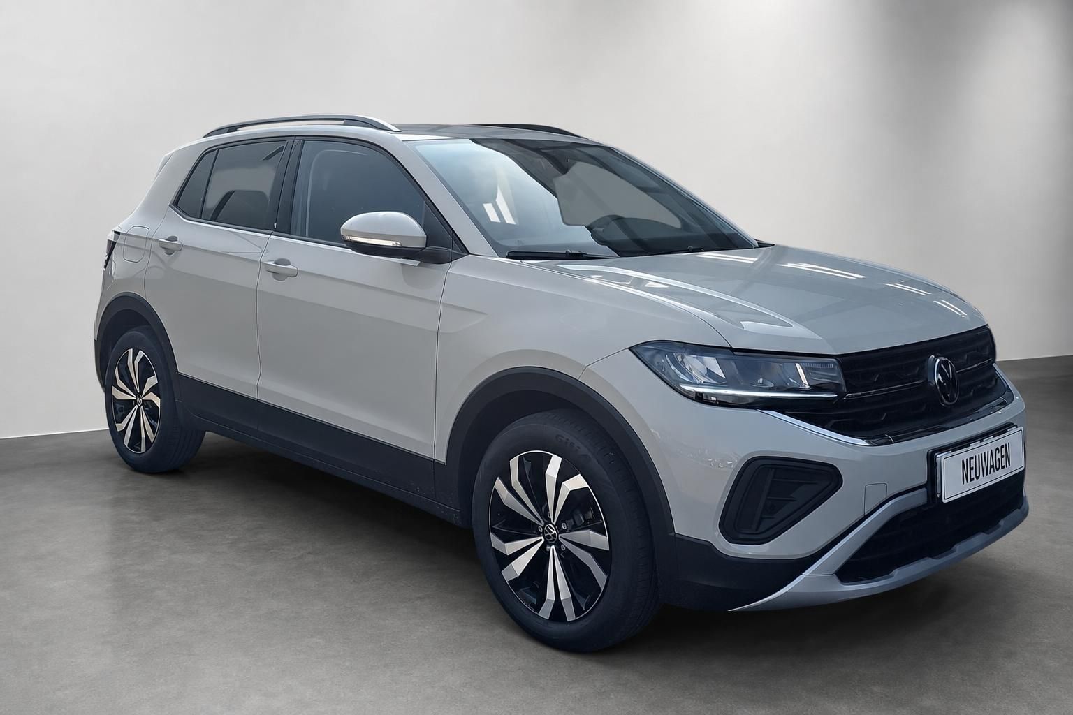 VW T-Cross silber, Frontansicht schräg im Studio