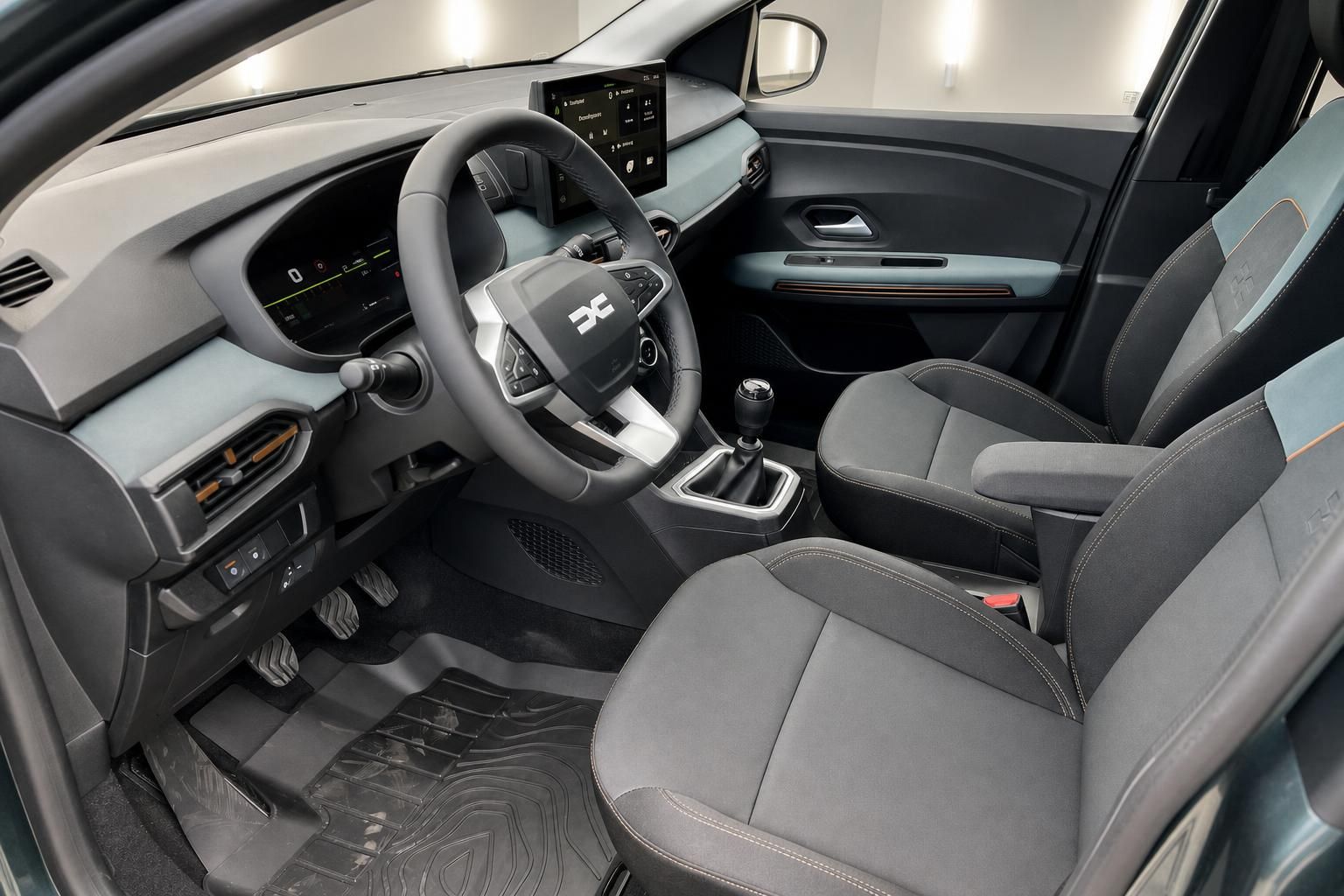 Innenraum Dacia Sandero mit Lenkrad, Cockpit und Sitzen im Detail