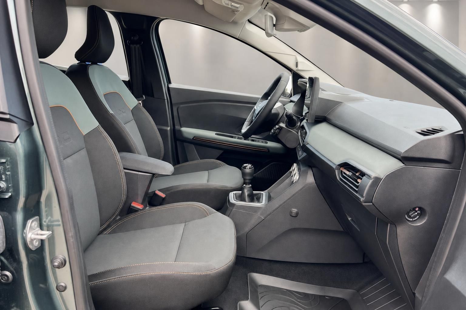 Innenraum mit Vordersitzen und Cockpit des Dacia Fahrzeugs