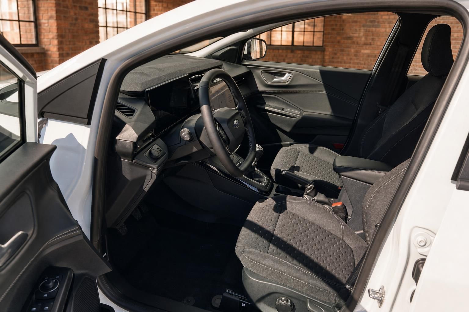 Ford Innenraum Fahrerseite – Lenkrad, Sitze und Armaturenbrett in schwarzem Stoff
