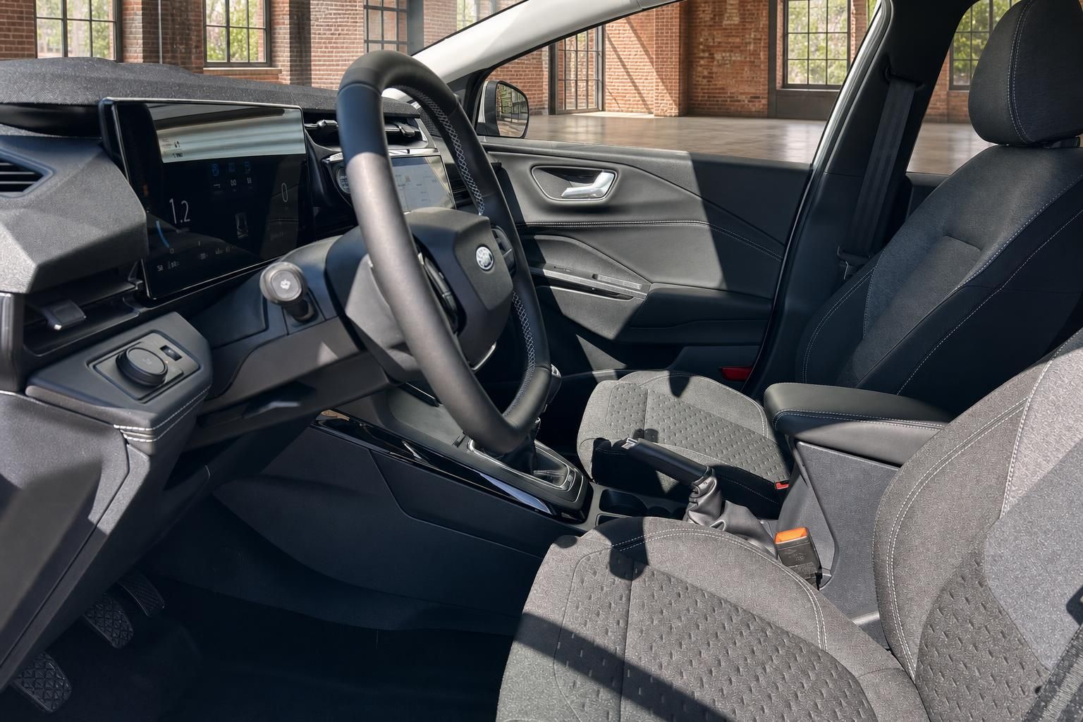 Ford Puma Innenraum – Cockpit mit Lenkrad, Touchscreen und grauen Stoffsitzen