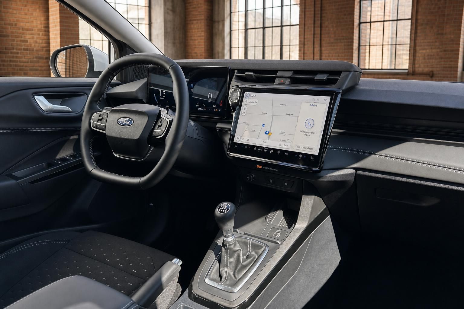 Ford Cockpit mit Lenkrad, digitalem Tacho und großem Touchscreen-Navigationssystem