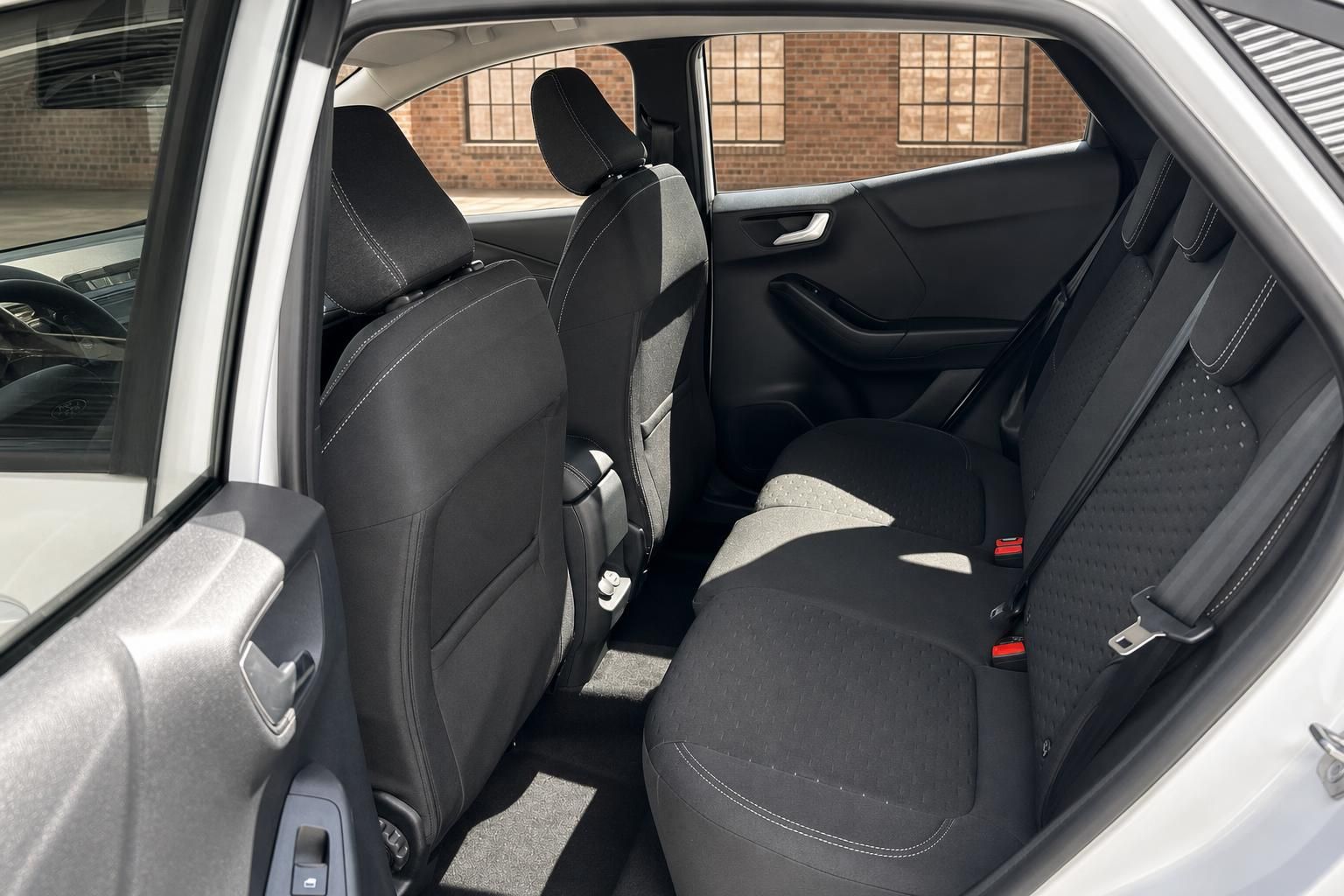 Ford Rücksitzbank mit schwarzem Stoffbezug und Sicherheitsgurten – geräumiges Platzangebot