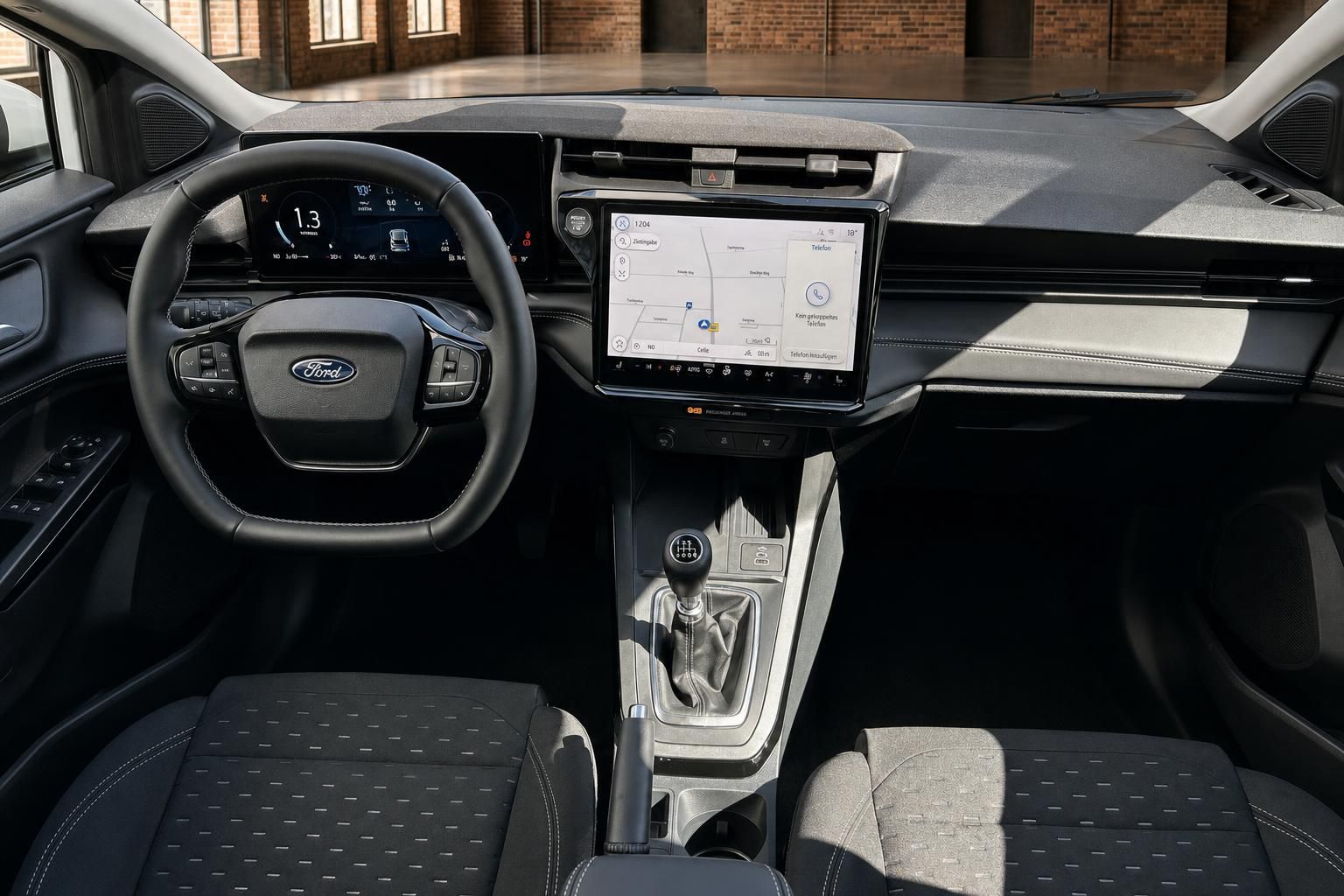 Ford Innenraum Frontansicht mit Lenkrad, Schaltgetriebe, Touchscreen und Mittelkonsole