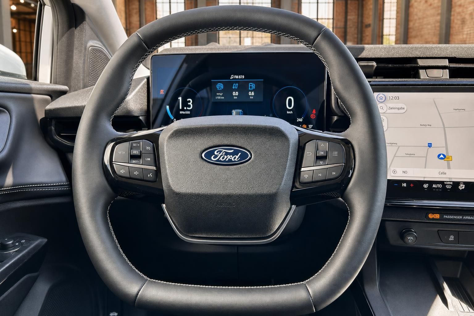 Ford Lenkrad Nahaufnahme mit Multifunktionstasten, digitalem Kombiinstrument und Navi-Display
