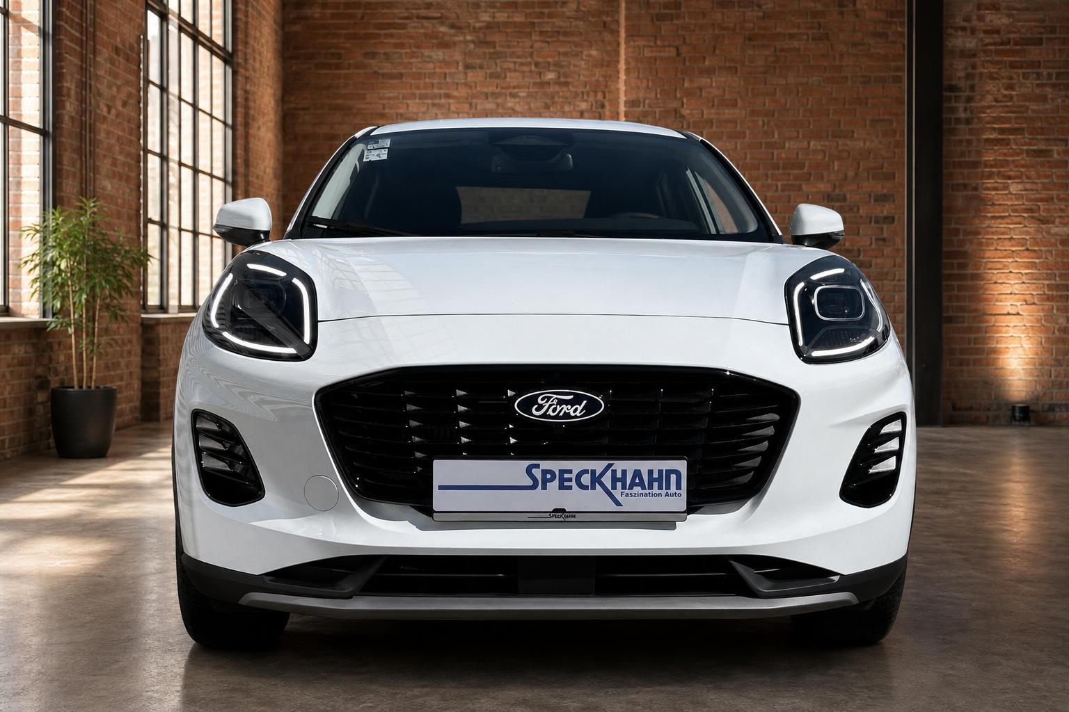 Ford Puma weiss Frontansicht – kompakter SUV mit LED-Scheinwerfern im Showroom