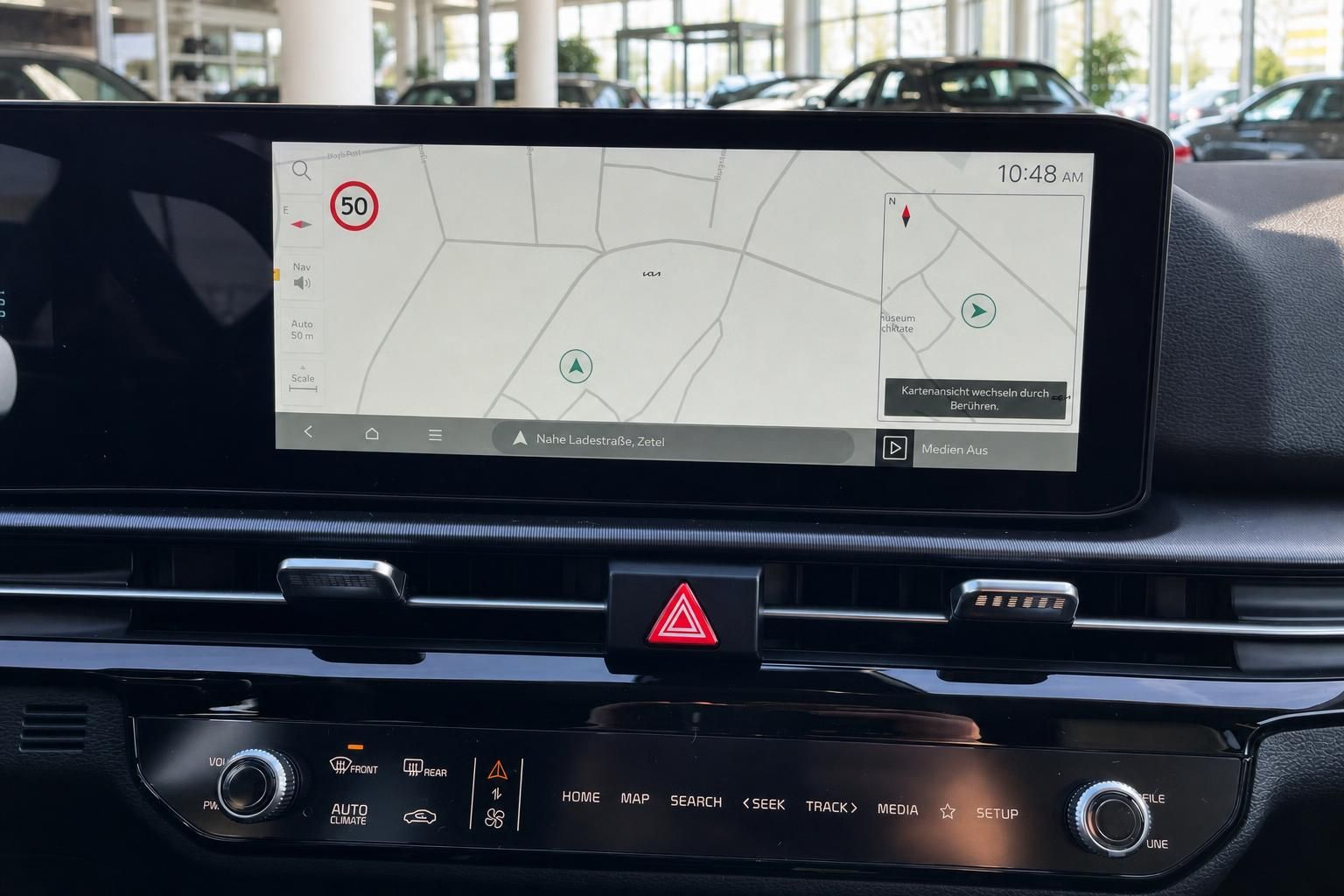 Kia Infotainment Display mit Navigationskarte im Fahrzeug