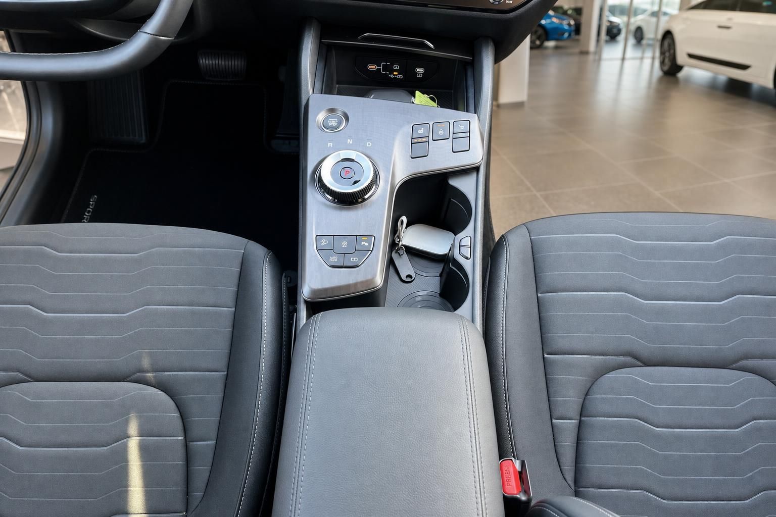 Mittelkonsole mit Schaltrad und Sitzen im SUV-Innenraum