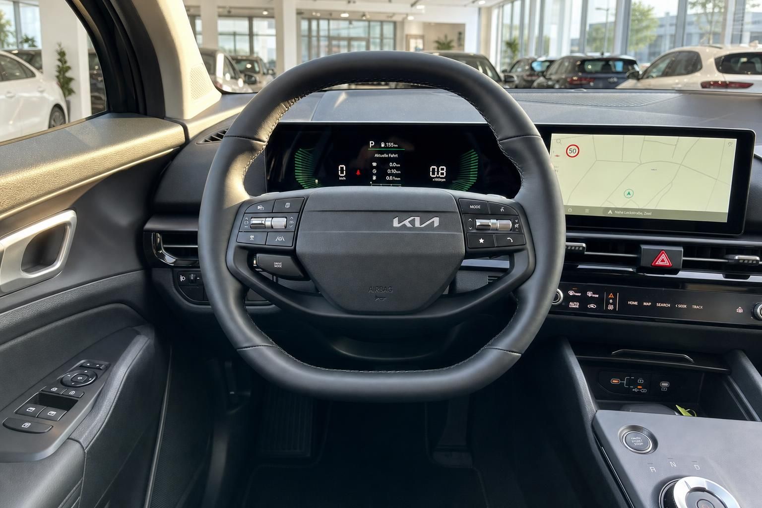 Kia Lenkrad mit Digitalanzeige und Navigationsdisplay im Cockpit