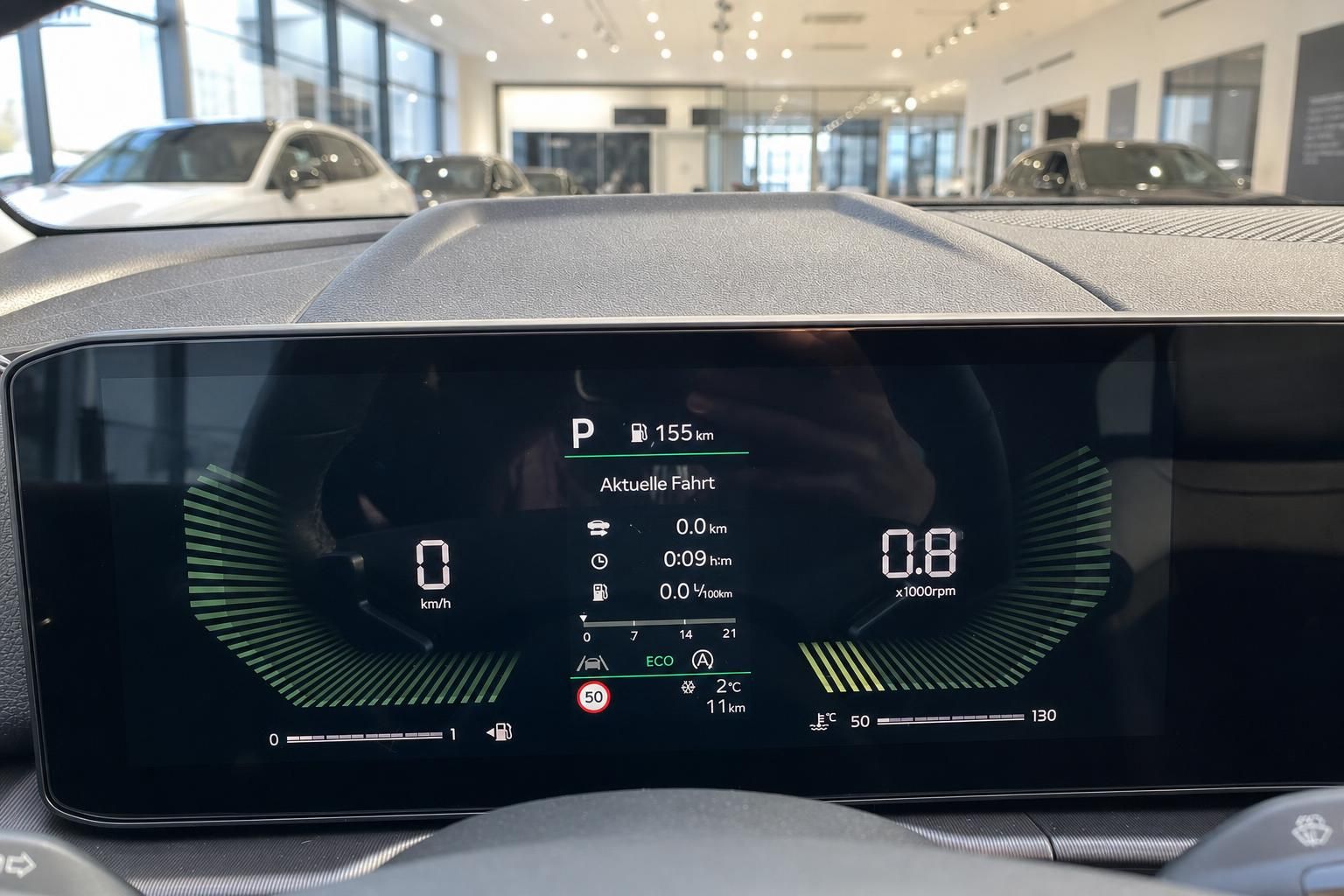 Digitales Kombiinstrument mit Verbrauchsanzeige im Fahrzeugcockpit