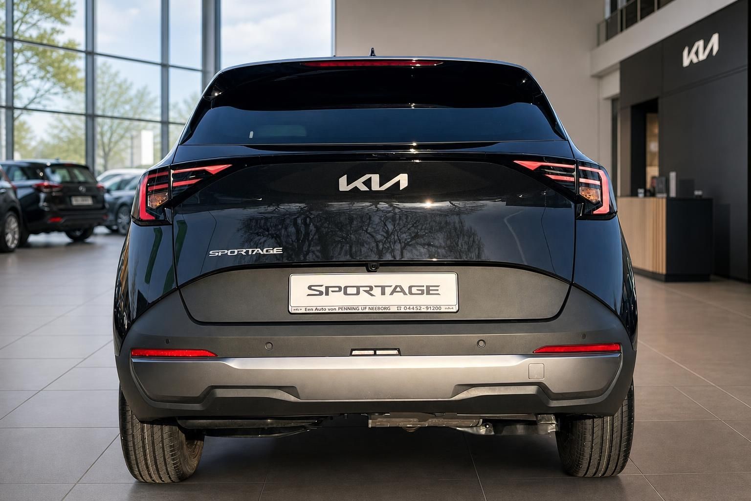 Kia Sportage schwarz Heckansicht mit Kennzeichenhalter im Showroom