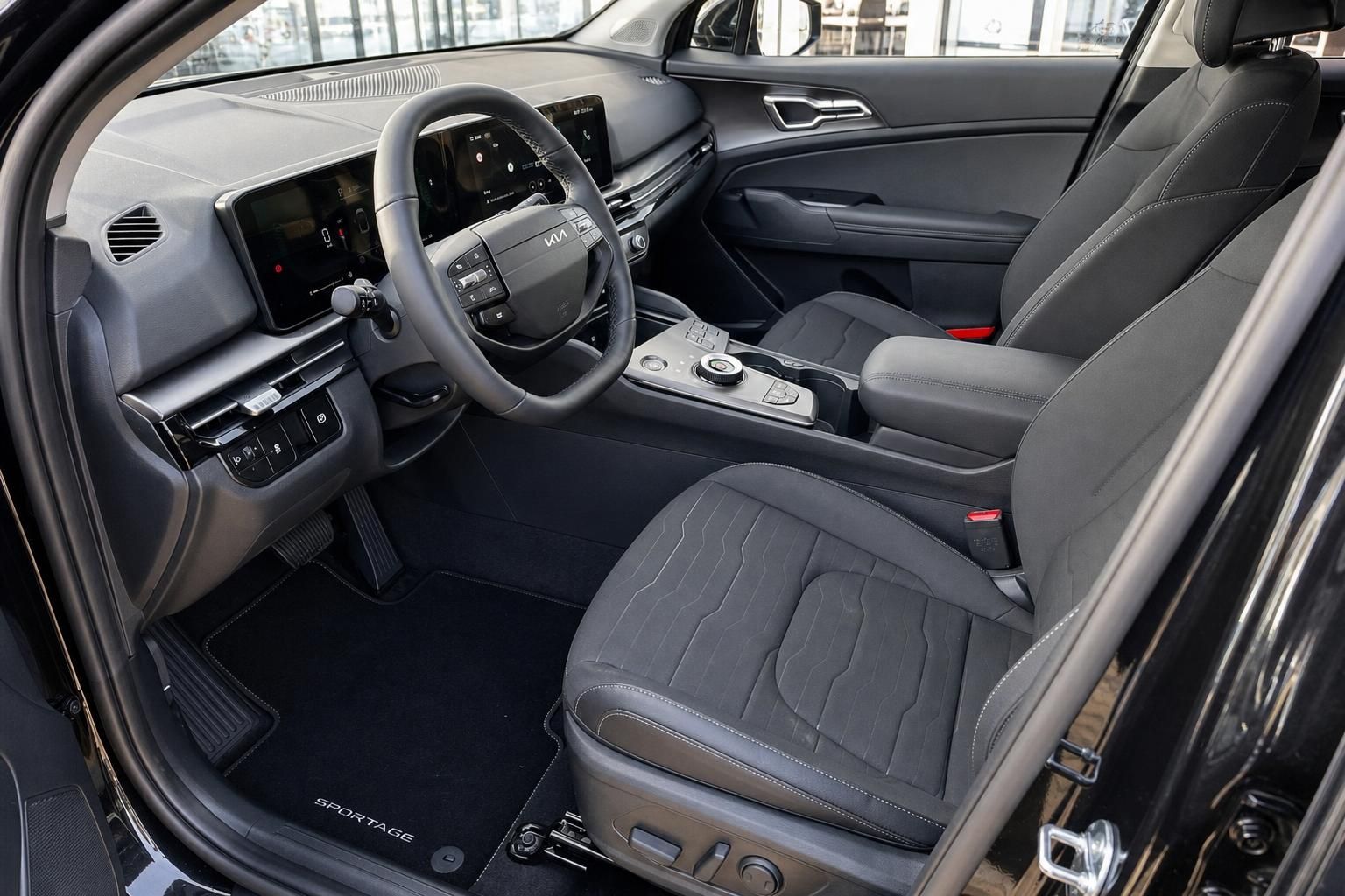 Kia Sportage Innenraum mit Cockpit und Vordersitzen in Schwarz