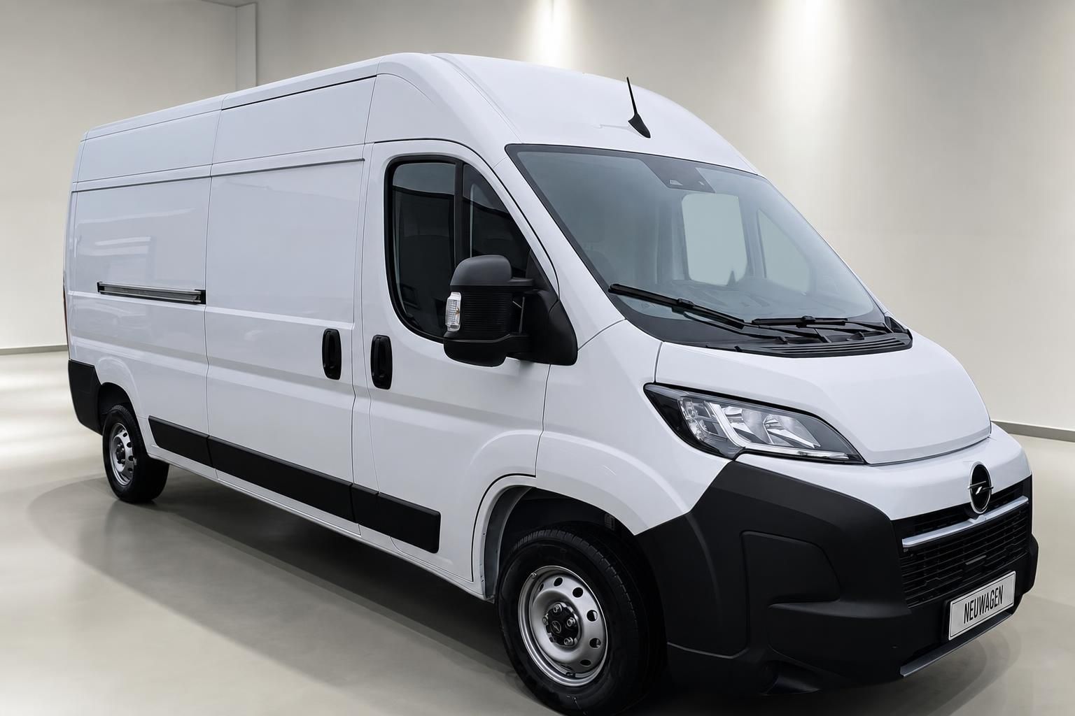 Opel Movano Kastenwagen weiß Frontansicht schräg im Studio
