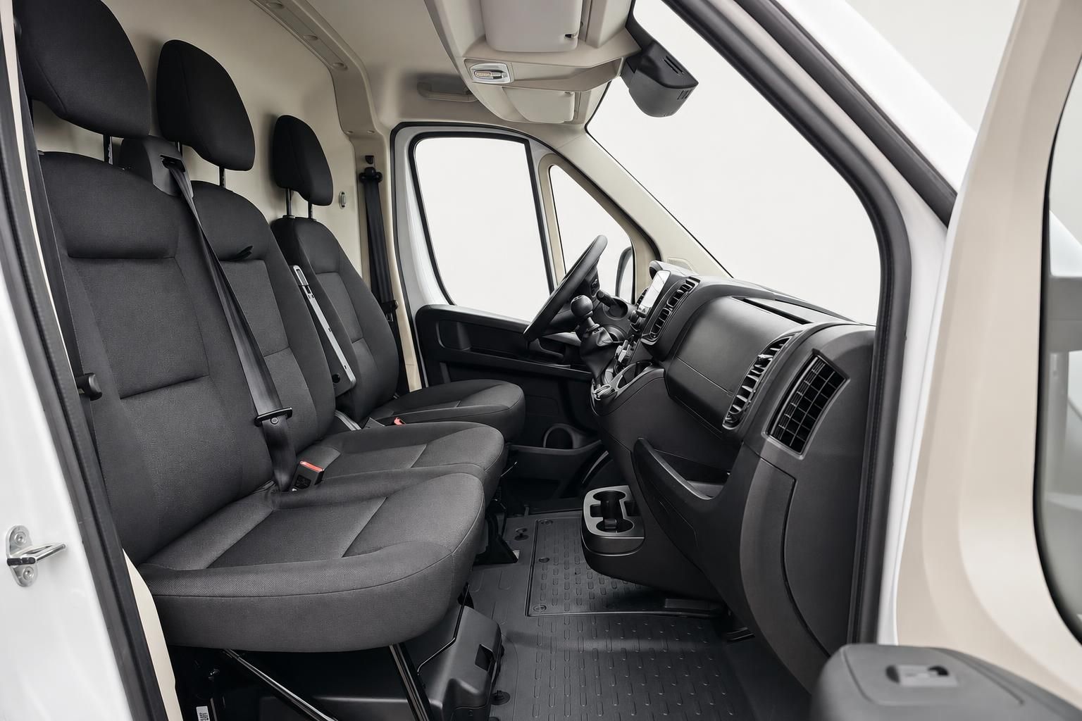 Fahrgastraum Transporter mit Sitzbank und Cockpit im Blick