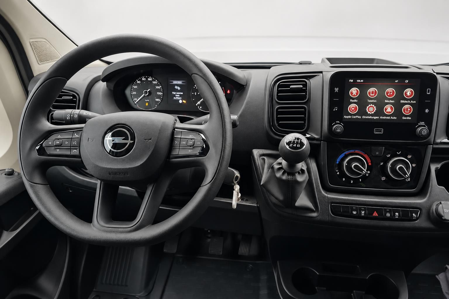 Cockpit Opel Transporter mit Lenkrad, Tacho und Touchscreen-Infotainment