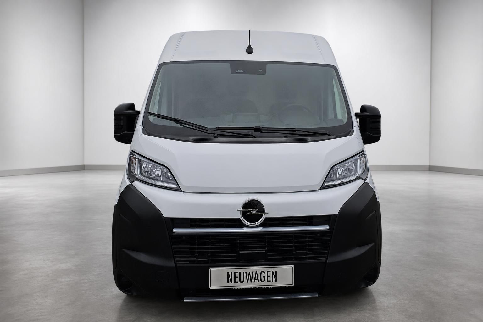 Opel Movano weiß, Frontansicht des Transporters im Studio