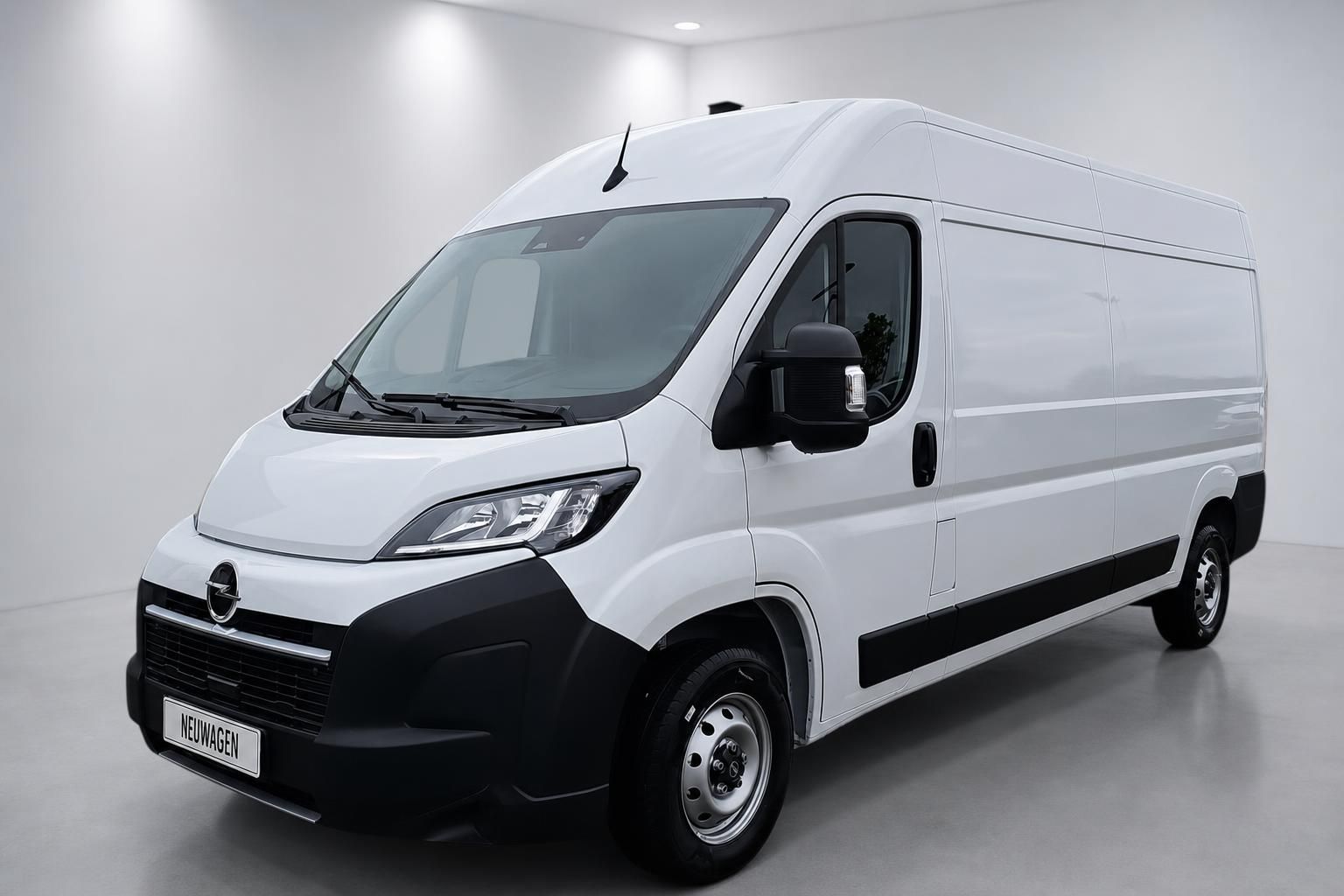Opel Movano weiß, Frontansicht schräg von vorne im Studio