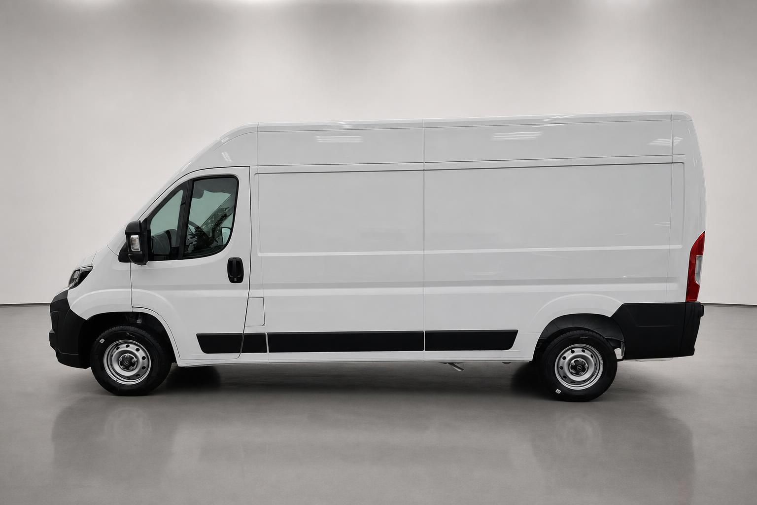 Opel Movano Transporter weiß, Seitenansicht im Studio