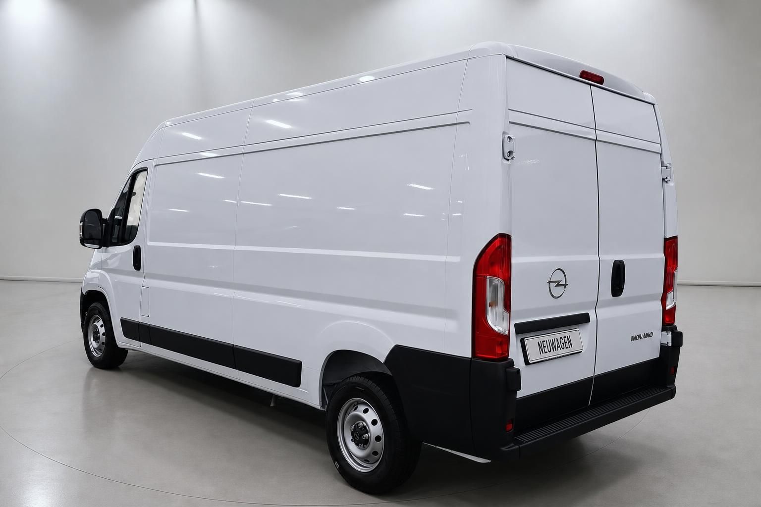 Opel Movano weiß, Heckansicht schräg von hinten fotografiert