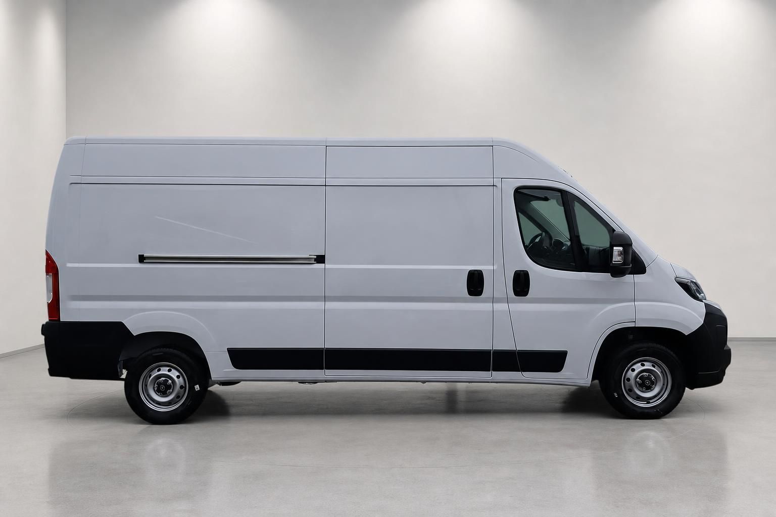 Opel Movano Kastenwagen weiß Seitenansicht im Fotostudio