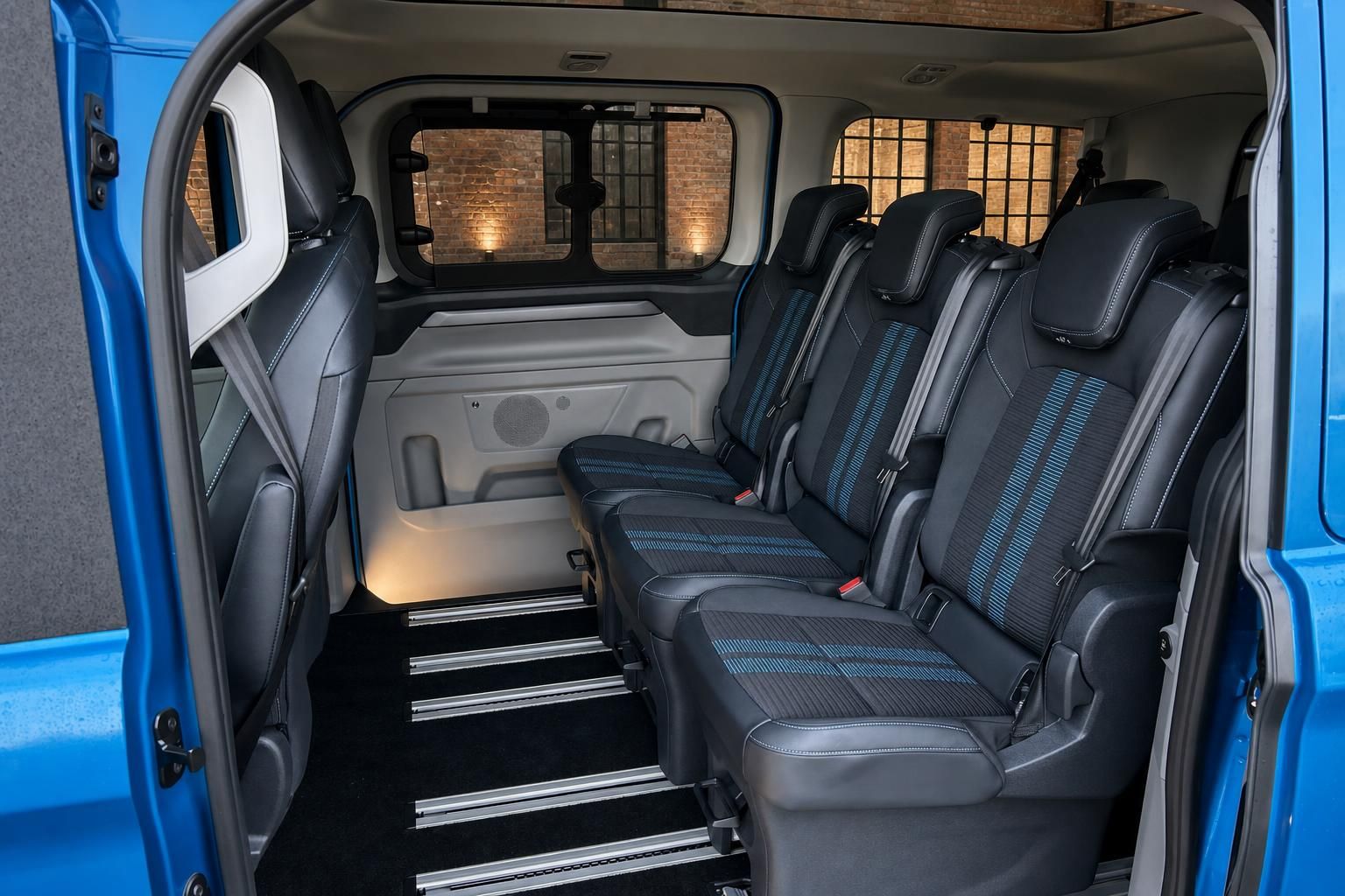 Ford Van Innenraum mit Sitzreihen und geoeffneter Schiebetuer