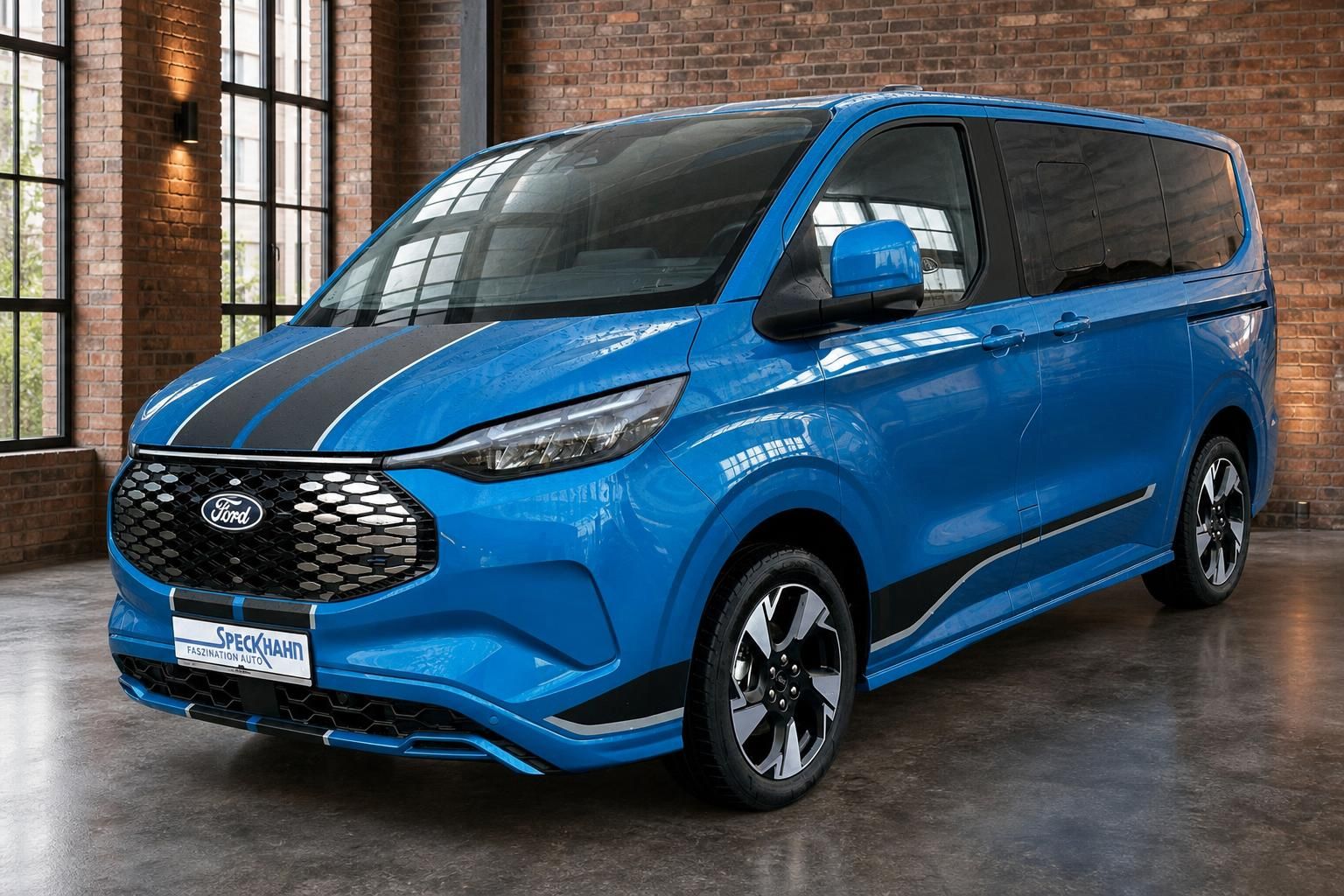 Ford Tourneo Custom blau, Frontansicht schraeg im Showroom