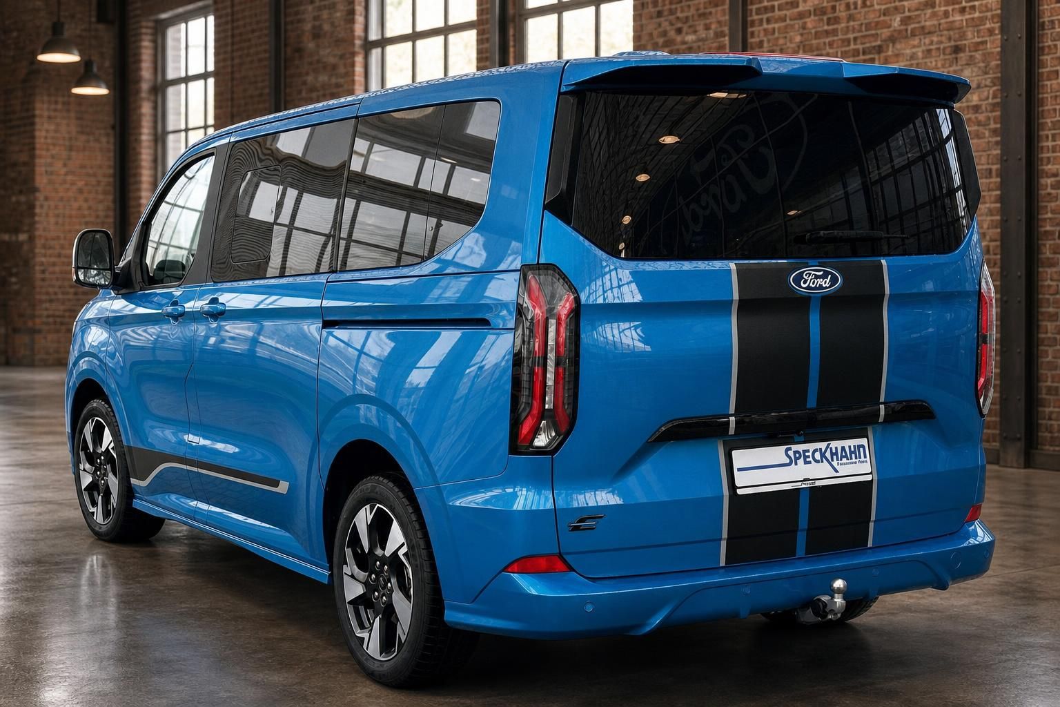Ford Tourneo Custom blau, Heck schraeg im Industrie-Loft