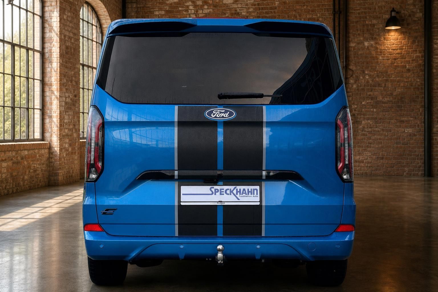 Ford Tourneo Custom blau, Heckansicht mit Rennstreifen-Design
