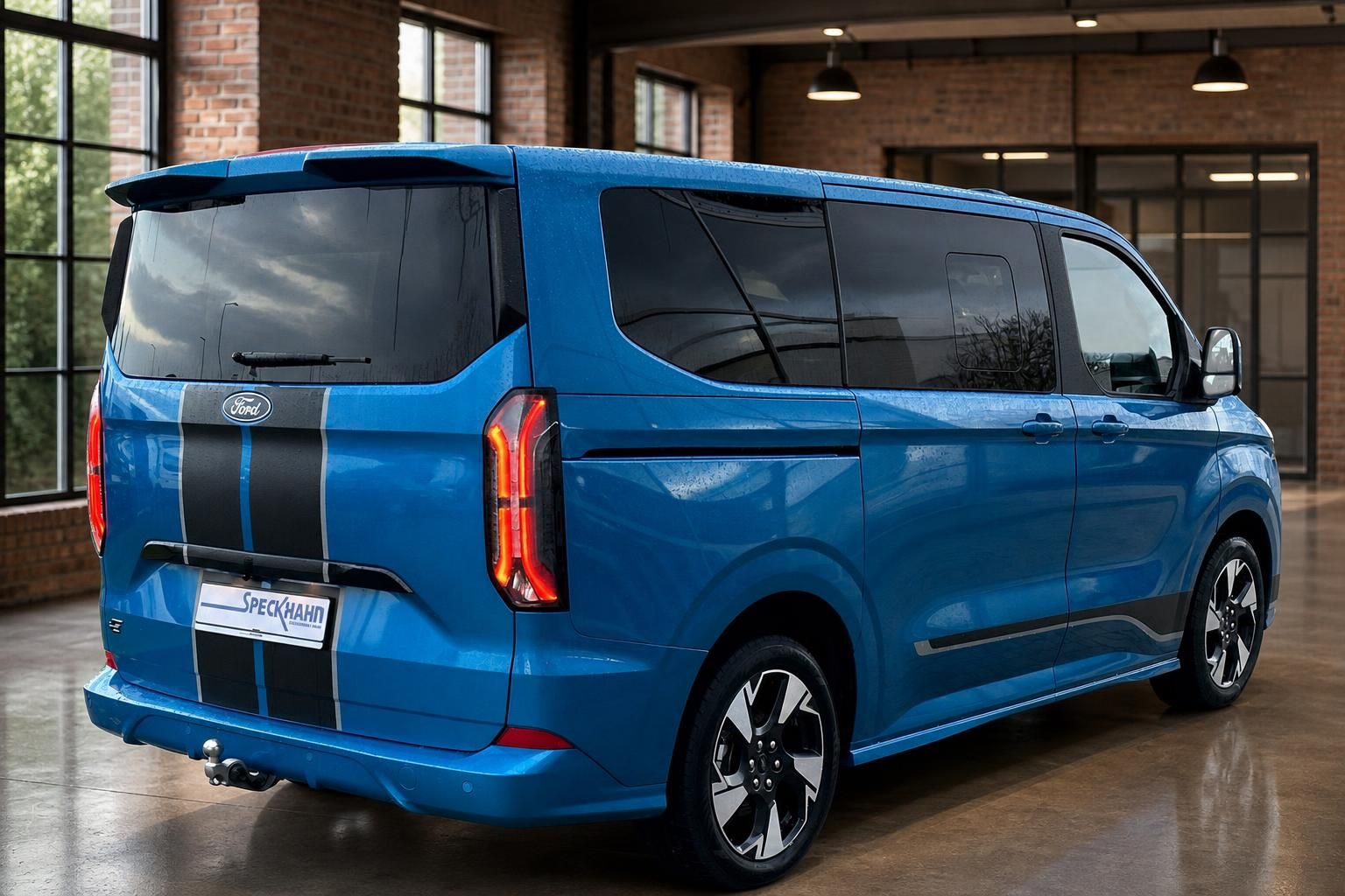 Ford Tourneo Custom blau, Heckansicht schraeg mit Leuchten