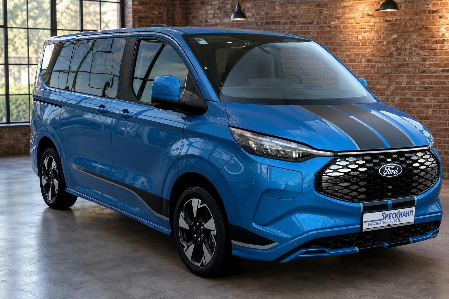 Ford Tourneo Custom blau, Frontansicht seitlich mit Kuehlergrill