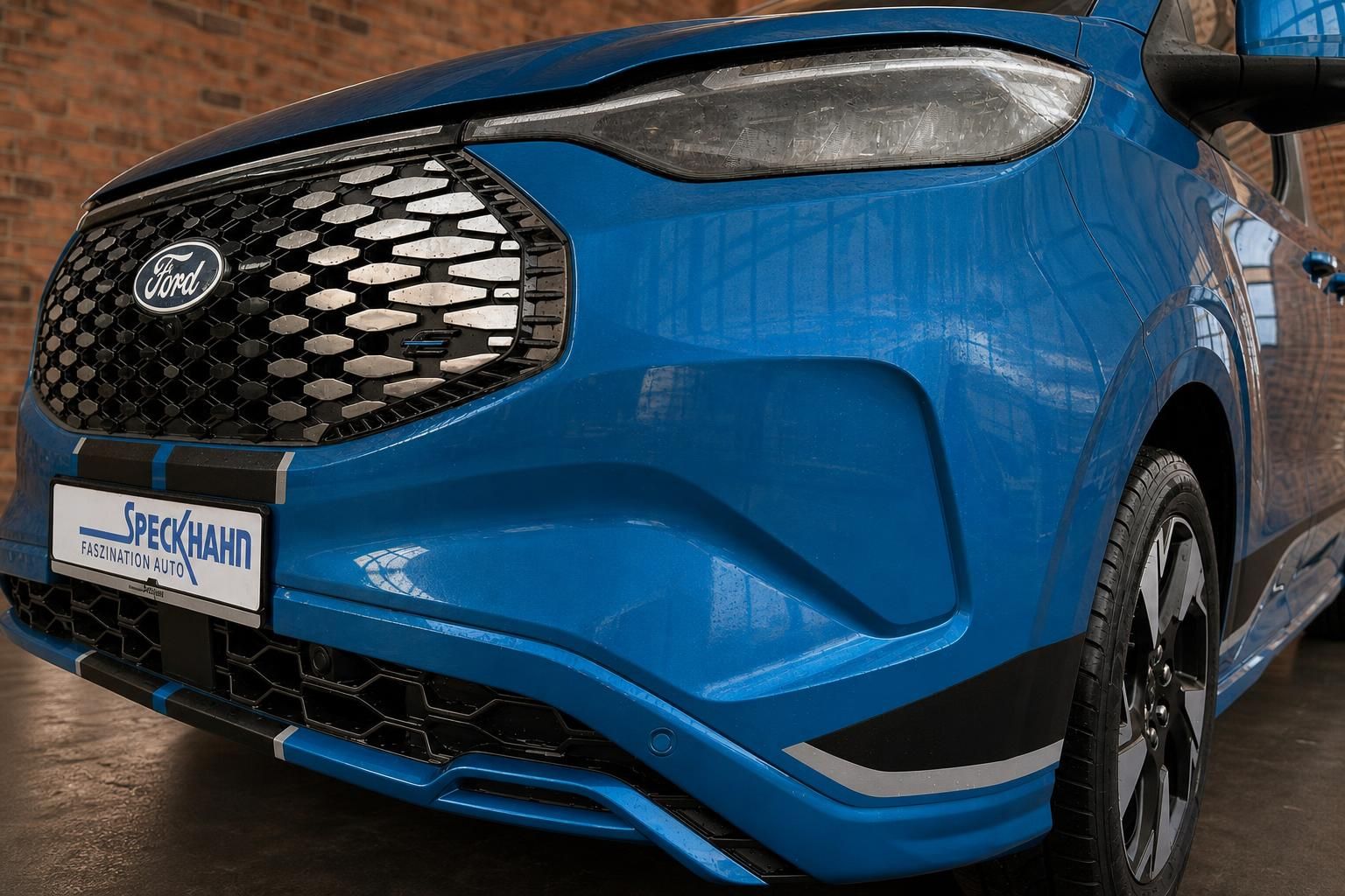 Ford blau Detailansicht Frontstossstange und Scheinwerfer