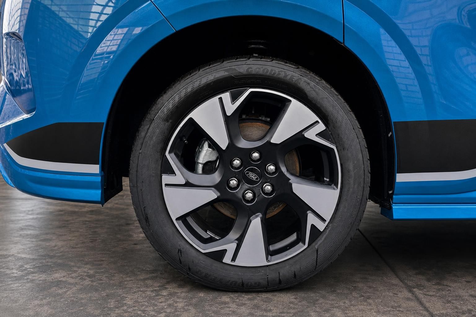 Ford blau Detailansicht Leichtmetallfelge und Reifen