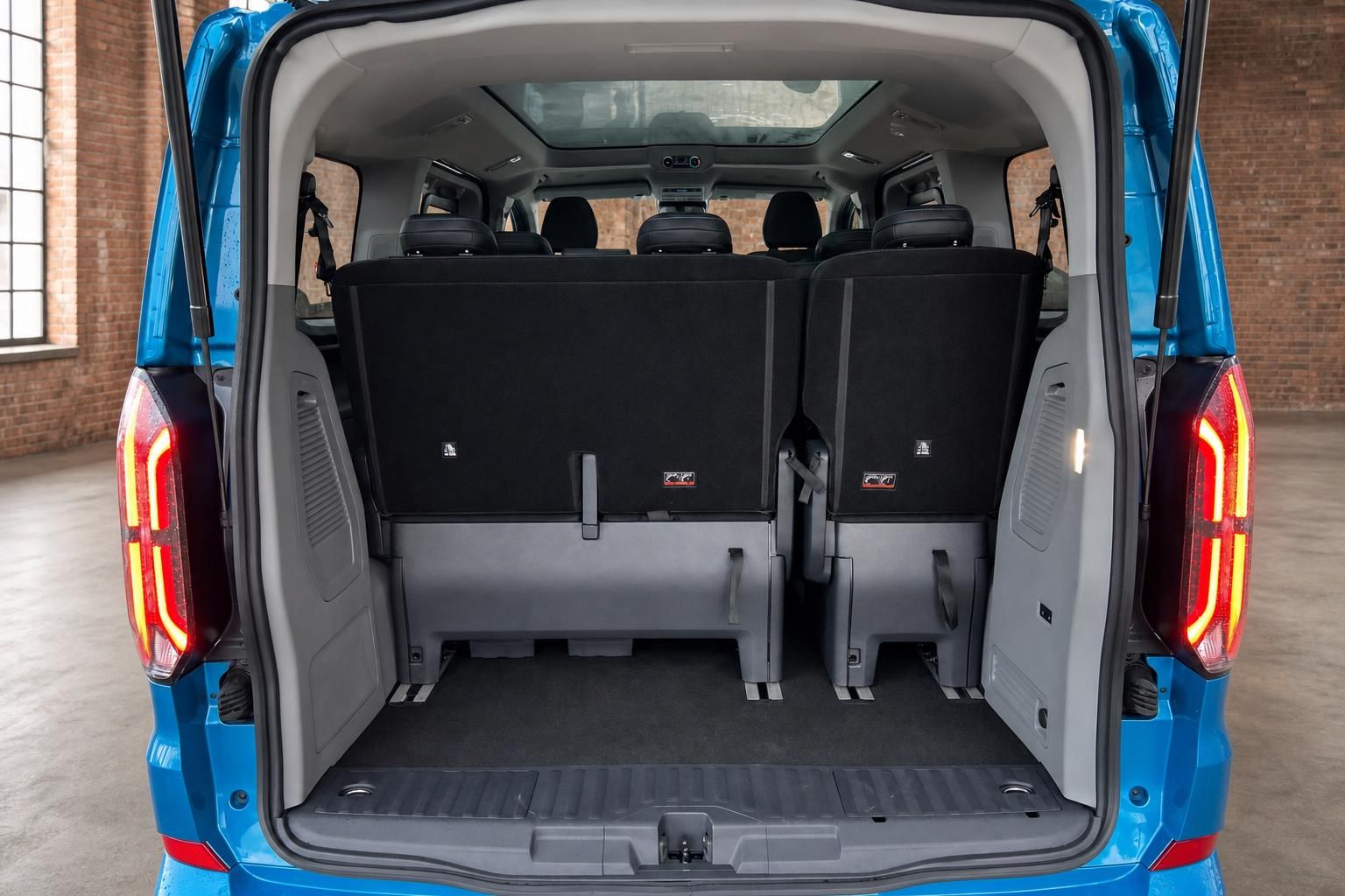 Ford Van blau Kofferraum mit geoeffneter Heckklappe