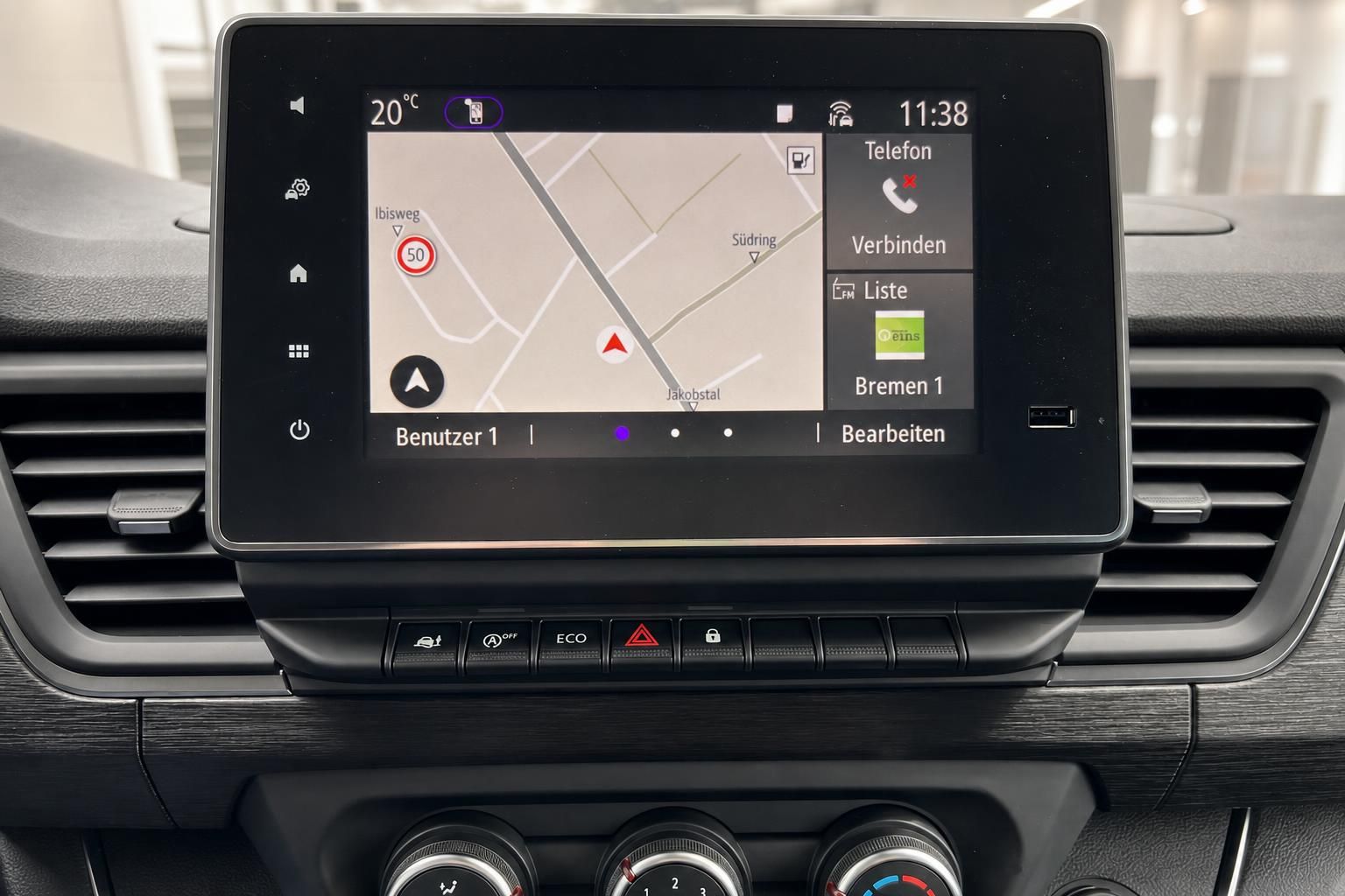 Fahrzeug Infotainment Display mit Navigationskarte und Klimaanlage Bedienung