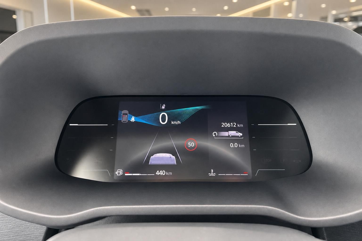 Modernes digitales Kombiinstrument mit Navigationsanzeige und Fahrassistenzsystemen im Fahrzeug-Cockpit