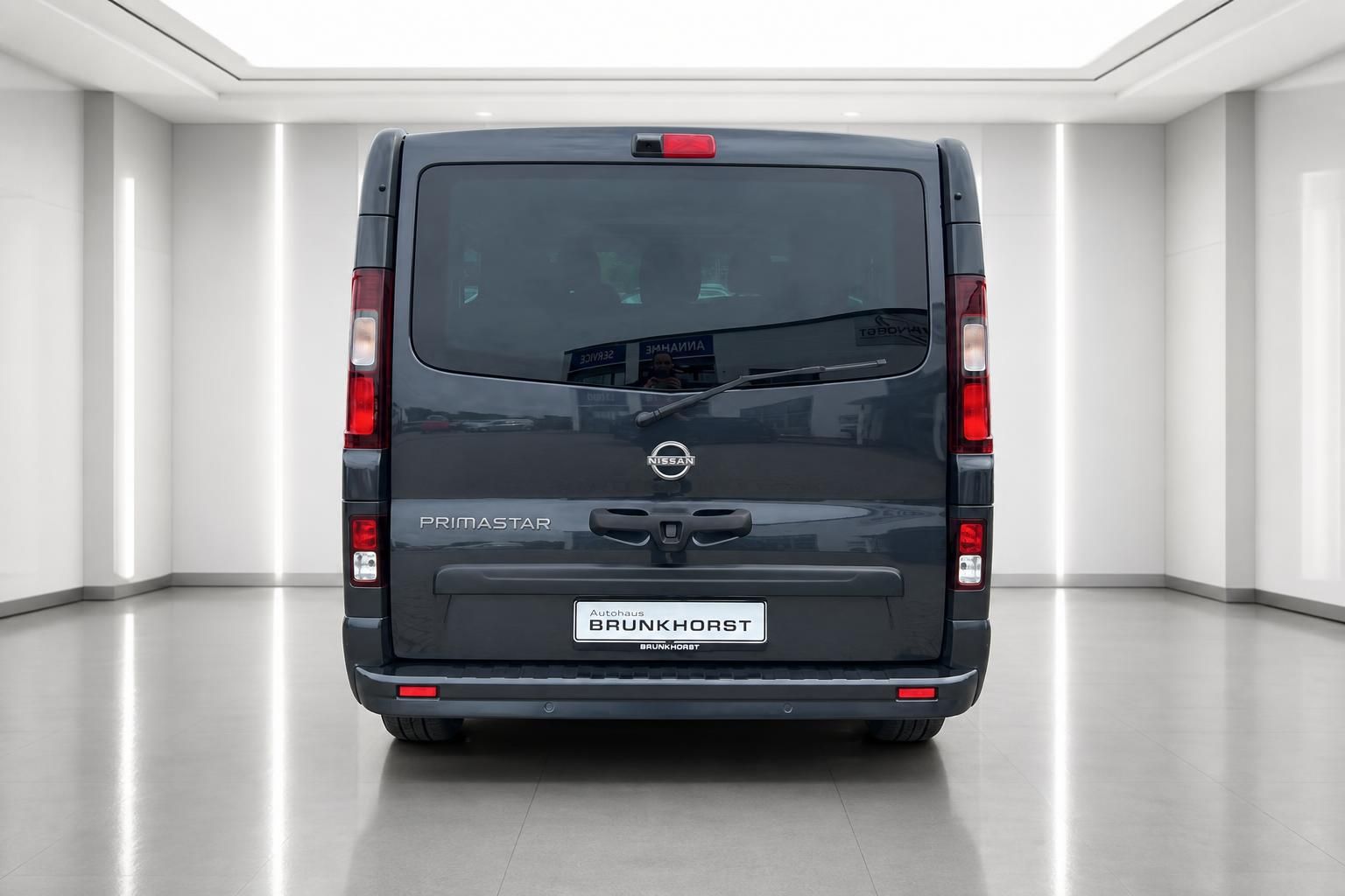 Nissan Primastar Transporter grau Heckansicht mit Hecktüren im Showroom bei Autohaus Brunkhorst